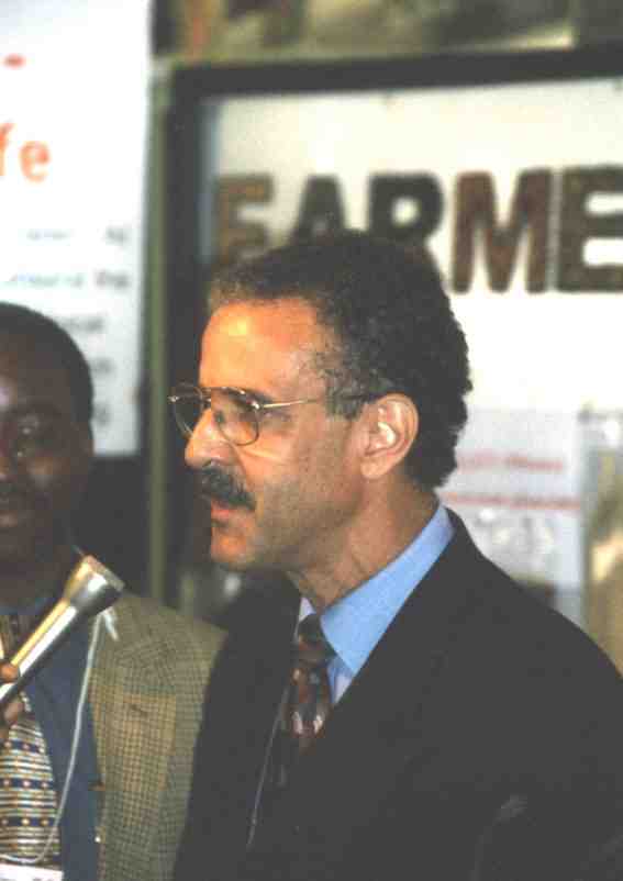 Jorge Illueca, speaks on behalf of UNEP Excutive Director and calls COP 5 to implement farmer-centred programmes